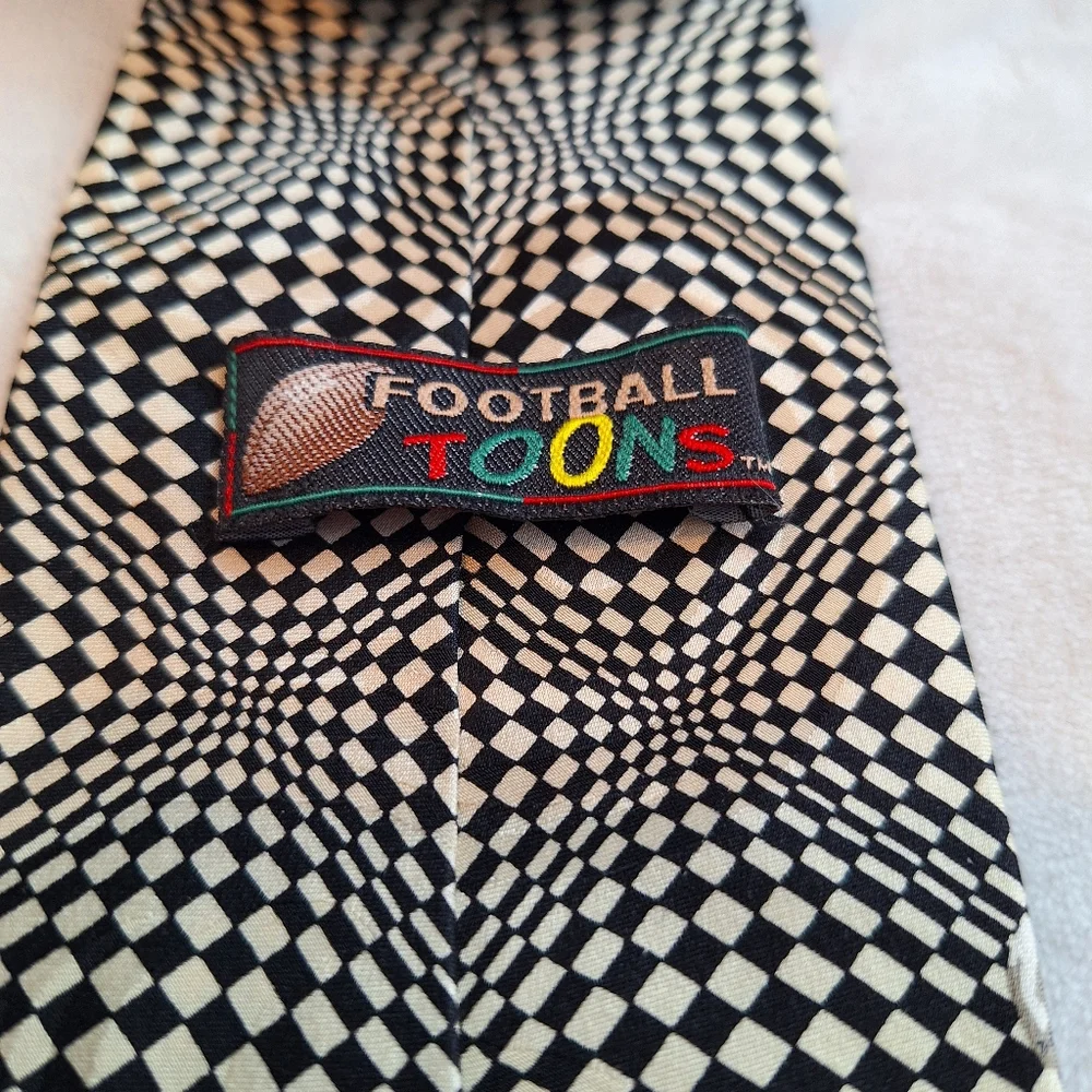 1994 Vintage Football Toons Looney Tunes Daffy Duck & Taz Illusion 100% Silk Tie